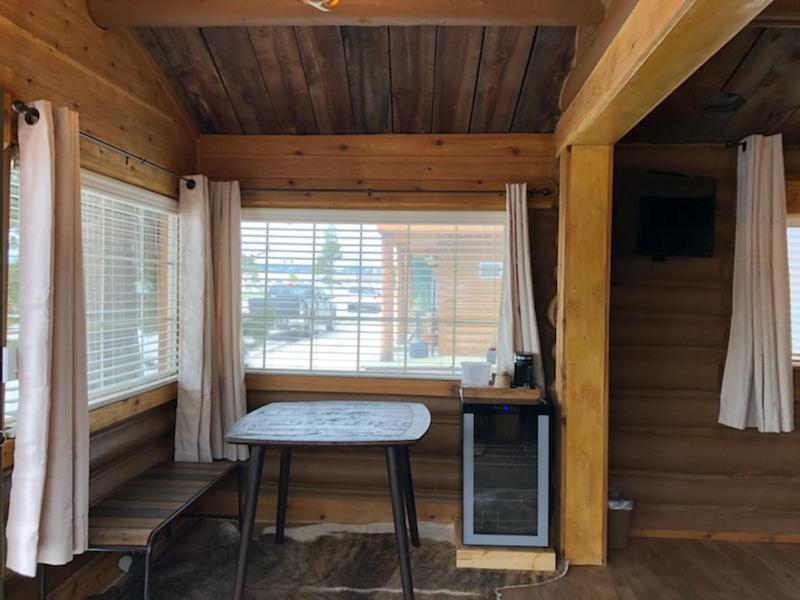 Elkhorn Cabins And Inn West Yellowstone Room photo