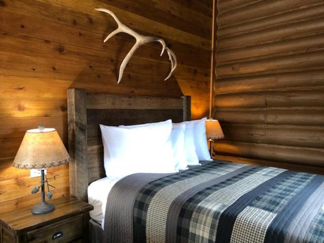 Elkhorn Cabins And Inn West Yellowstone Room photo